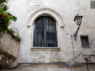 La facciata della residenza sulla destra invece � dominata da un grande finestrone ogivale caratterizzato da una cornice a dentelli...